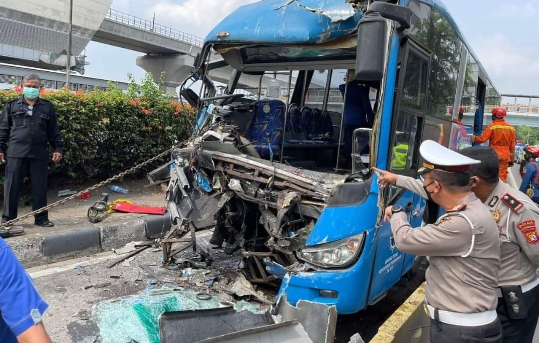 Kecelakaan dua bus Transjakarta di Jalan MT Haryono, Jakarta Timur. (Foto: PMJ News/Istimewa).