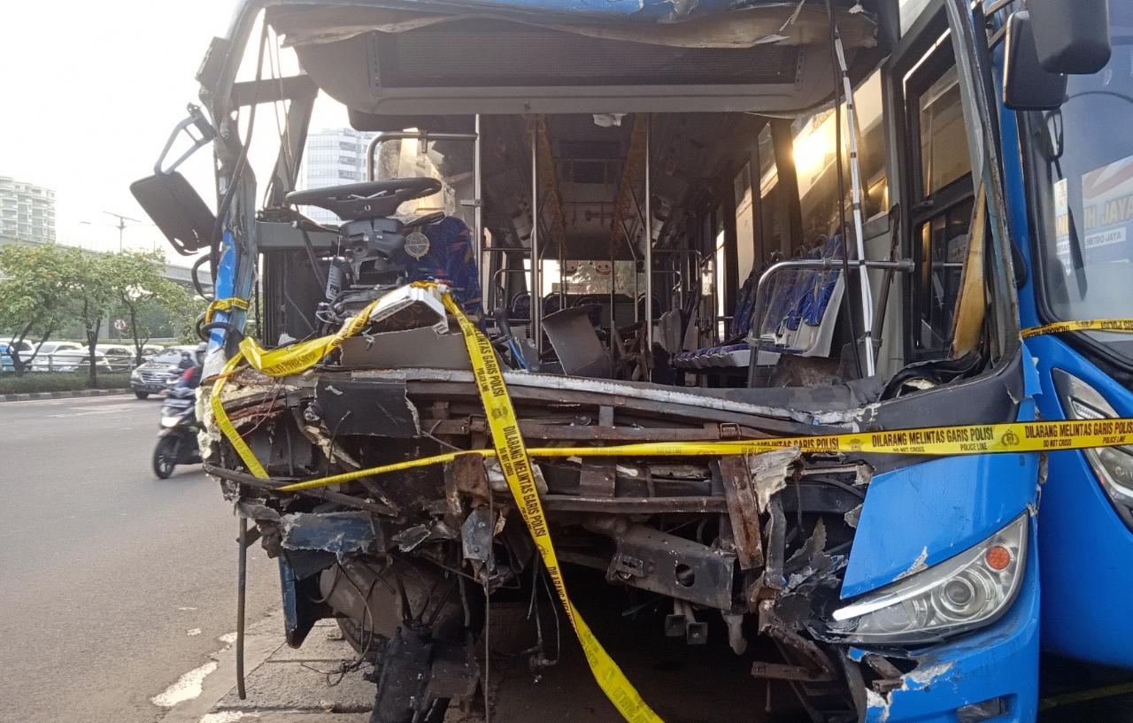 Bus Transjakarta yang hancur akibat tabrakan. (Foto: PMJ/Dok PMJ). 