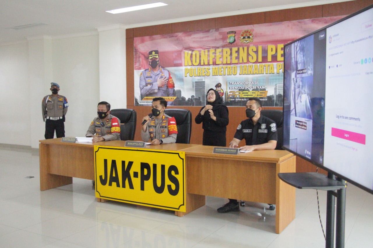 Keterangan Wakapolres Metro Jakarta Pusat AKBP Setyo Koes Heriyanto dan jajarannya. (Foto: PMJ News). 