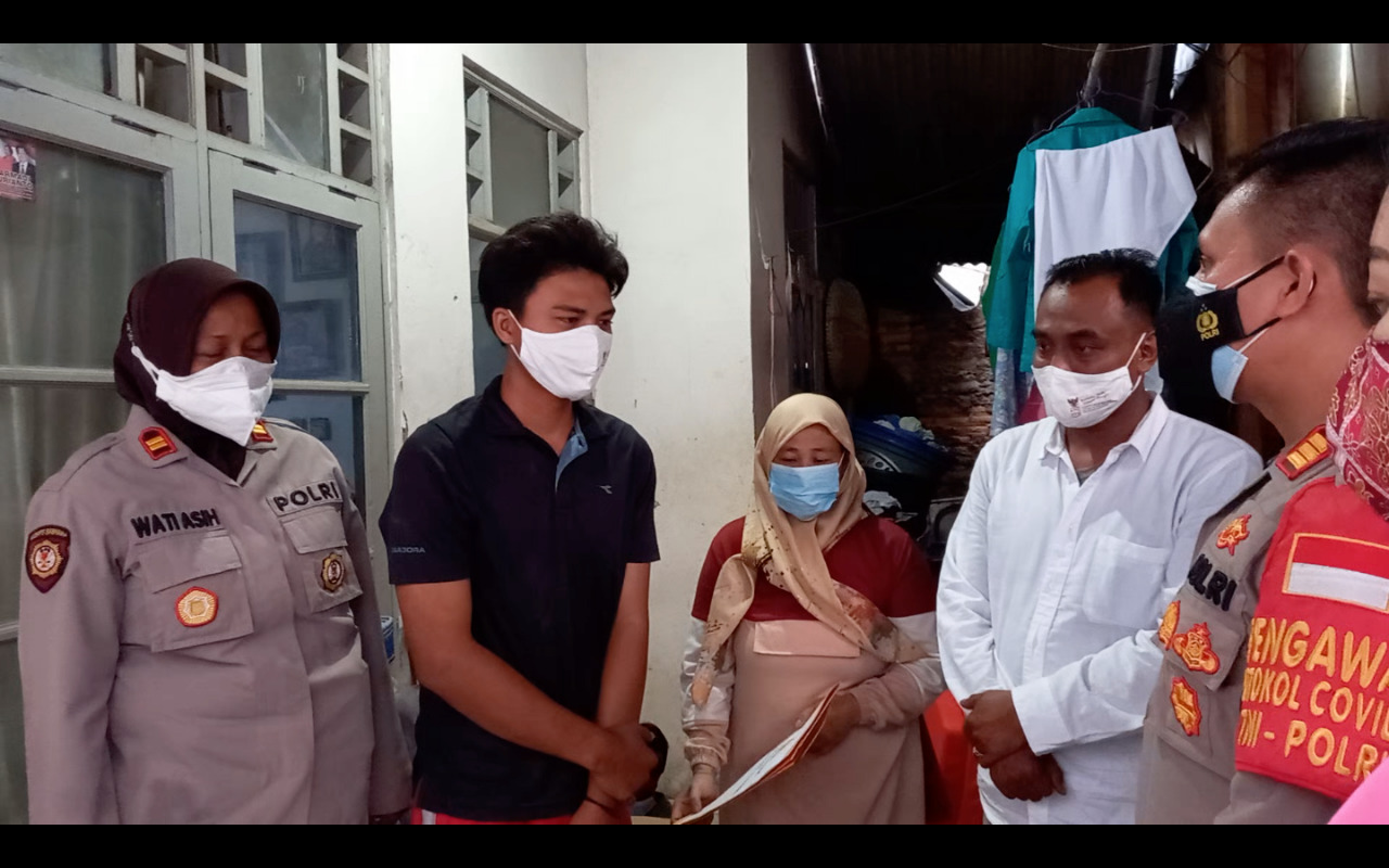 Kapolsek Kalideres Polres Metro Jakarta Barat AKP Hasoloan Situmorang dan jajarannya membantu serta menyalurkan bantuan ke rumah korban. (Foto: PMJ News). 