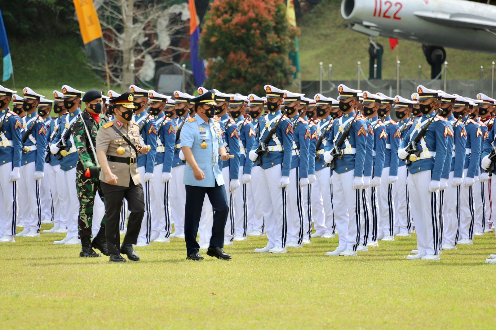 Kapolri dan Panglima menghadiri upacara wisuda Prajurit Taruna Akademi TNI dan Bhayangkara Taruna Akademi Kepolisian Tahun 2021 di lapangan Sapta Marga. (Foto: PMJ News). 