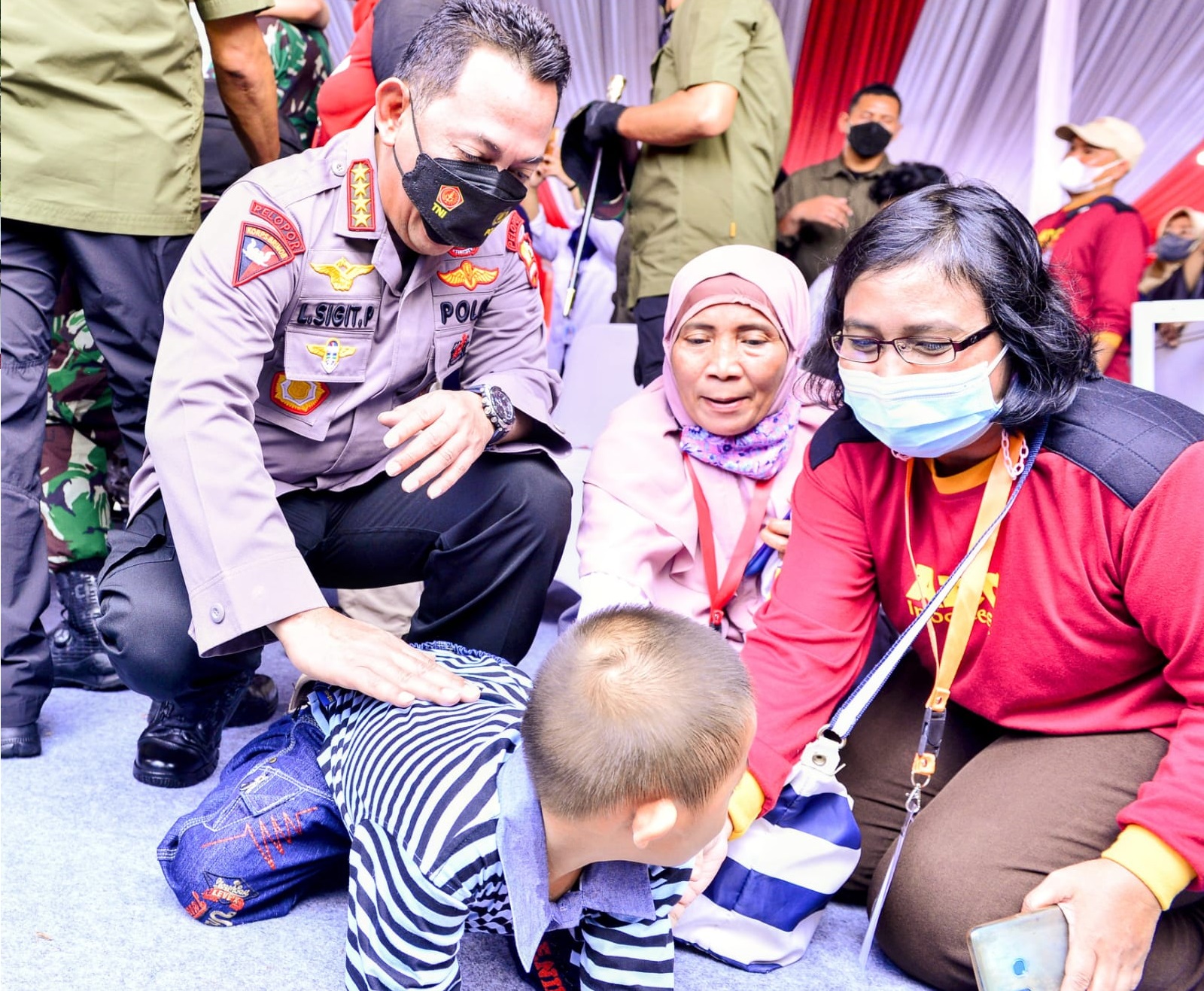 Kapolri Jenderal Listyo Sigit Prabowo memberi dukungan psikososial kepada anak-anak dan disabilitas terdampak Pandemi Covid-19. (Foto: PMJ News).