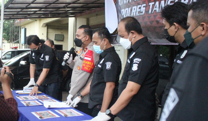 Polsek Serpong menggelar perkara kasus pencurian dengan pemberatan di sebuah sekolah. (Foto: PMJ News).