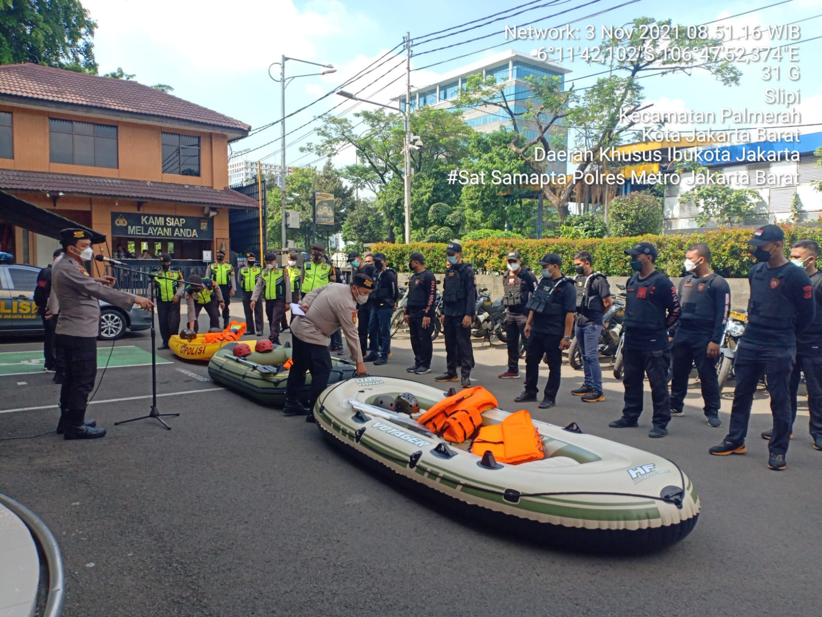 Personel Sat Samapta Polres Metro Jakarta Barat menggelar kesiapan sekaligus latihan penggunaan perahu karet. (Foto: PMJ News). 
