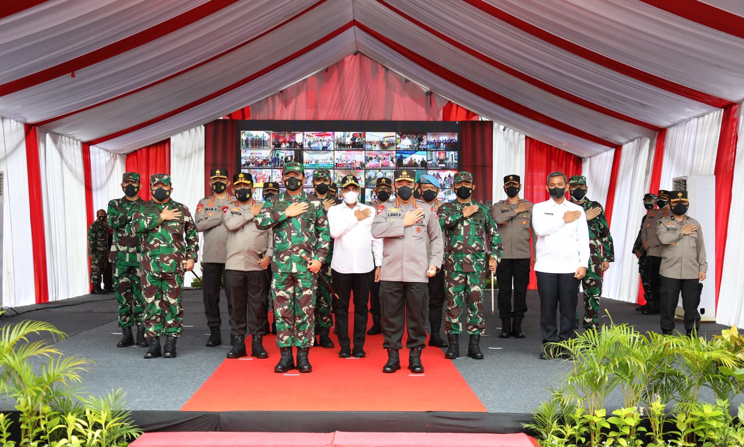 Kapolri Jenderal Pol Listyo Sigit Prabowo dan Panglima TNI Marsekal Hadi Tjahjanto memimpin rapat pengarahan Nataru. (Foto: PMJ News). 