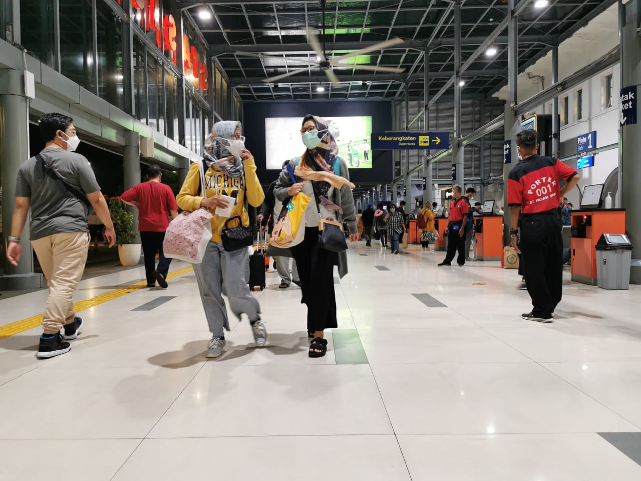 Situasi Stasiun Kereta Api di Jakarta. (Foto: PMJ News). 