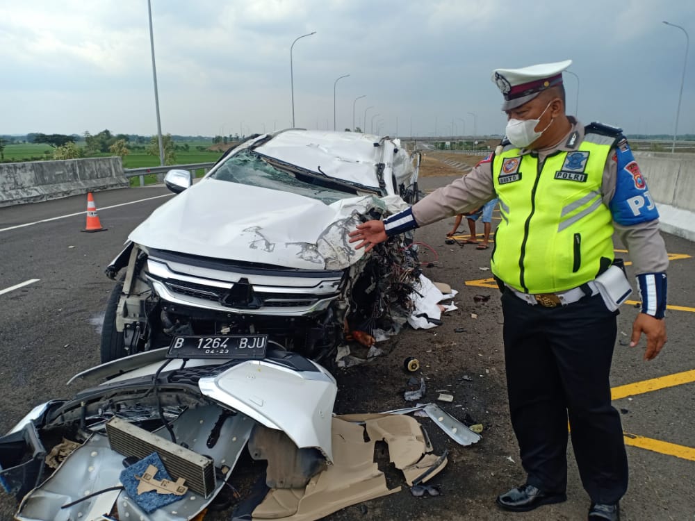 Kecelakaan tunggal mobil Vanessa Angel dan suaminya. (Foto: Dok PMJ ). 