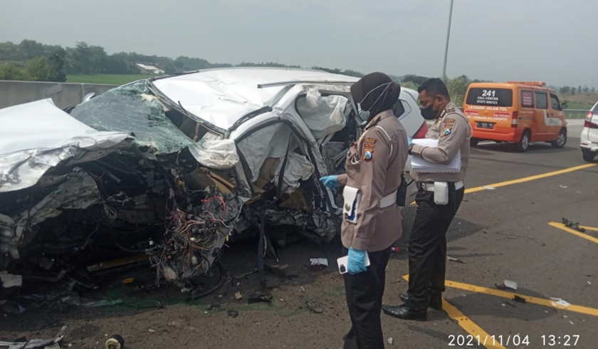 Kondisi kendaraan yang ditumpangi Vanessa Angel dan suami tampak hancur. (Foto: PMJ News/Polda Jatim)
