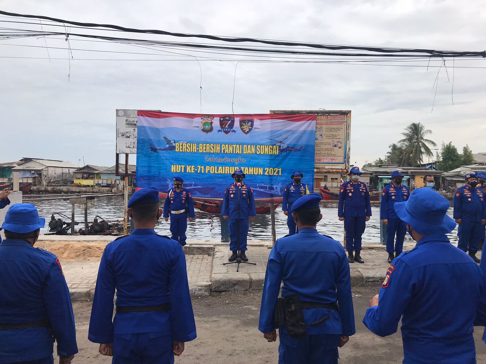 Ditpolairud Polda Metro Jaya melaksanakan kegiatan bersih-bersih pantai dan sungai. (Foto: PMJ News). 