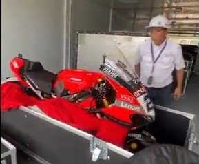 Oknum tidak bertanggung jawab membongkar kargo motor tim Ducati. (Foto: Dok Net). 