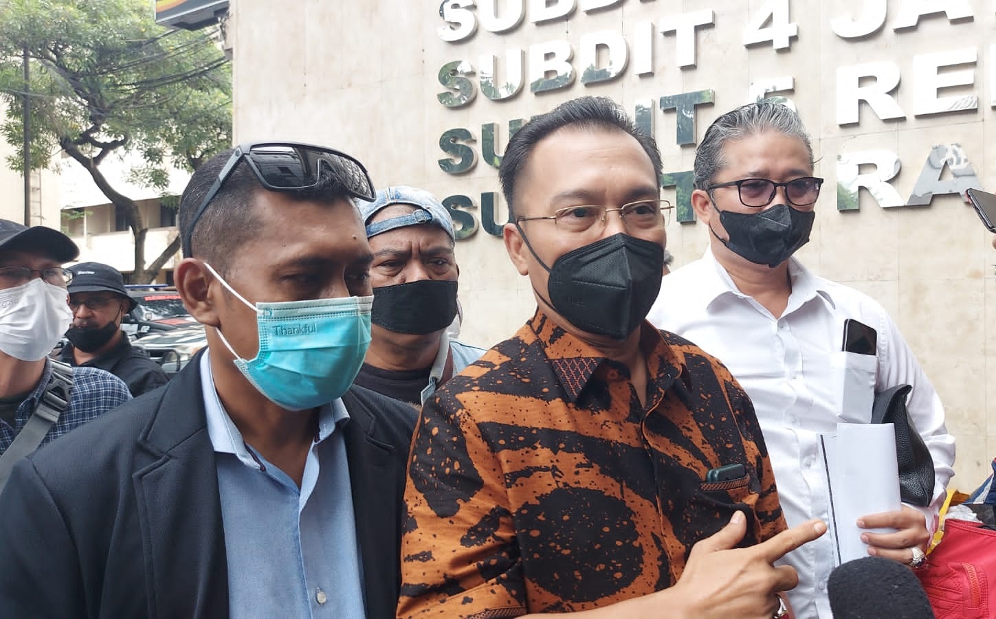 Jaringan Aktivis ProDem melaporkan Menko Luhut Binsar Pandjaitan terkait dugaan bisnis PCR ke polisi. (Foto: PMJ News/Yeni).