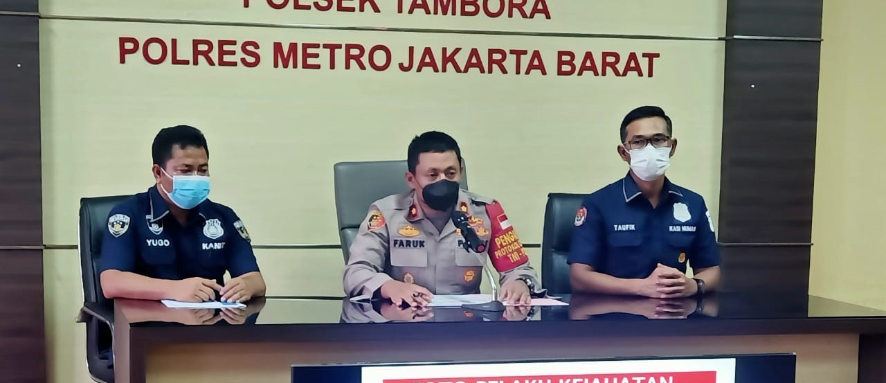 Kapolsek Tambora Polres Metro Jakarta Barat Kompol Moh Faruk Rozi yang didampingi Kasie Humas Polres Metro Jakarta Barat AKP Moh Taufik. (Foto: PMJ News)