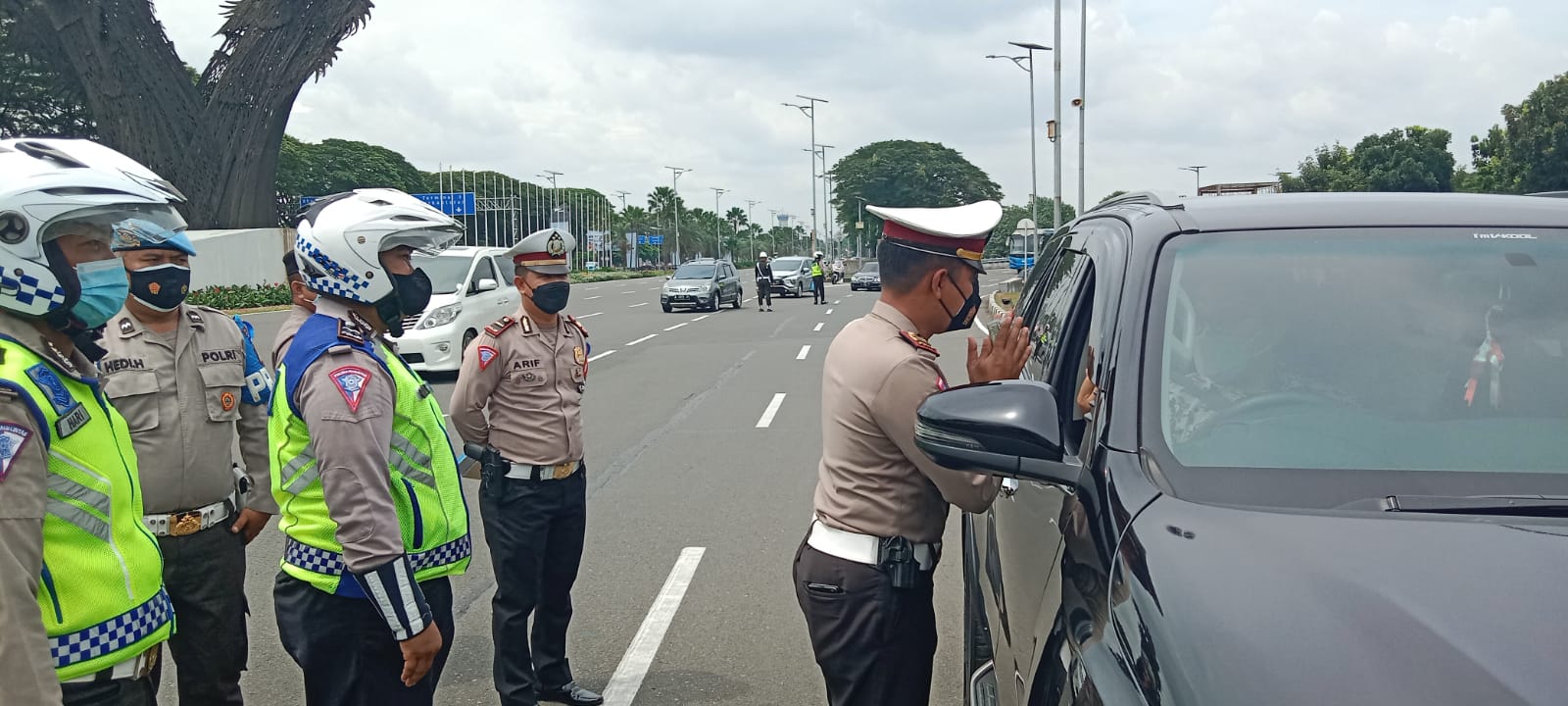 Anggota Sat Lantas Polresta Bandara Internasional Soekarno-Hatta mensosialisasikan operasi zebra. (Foto: PMJ News). 