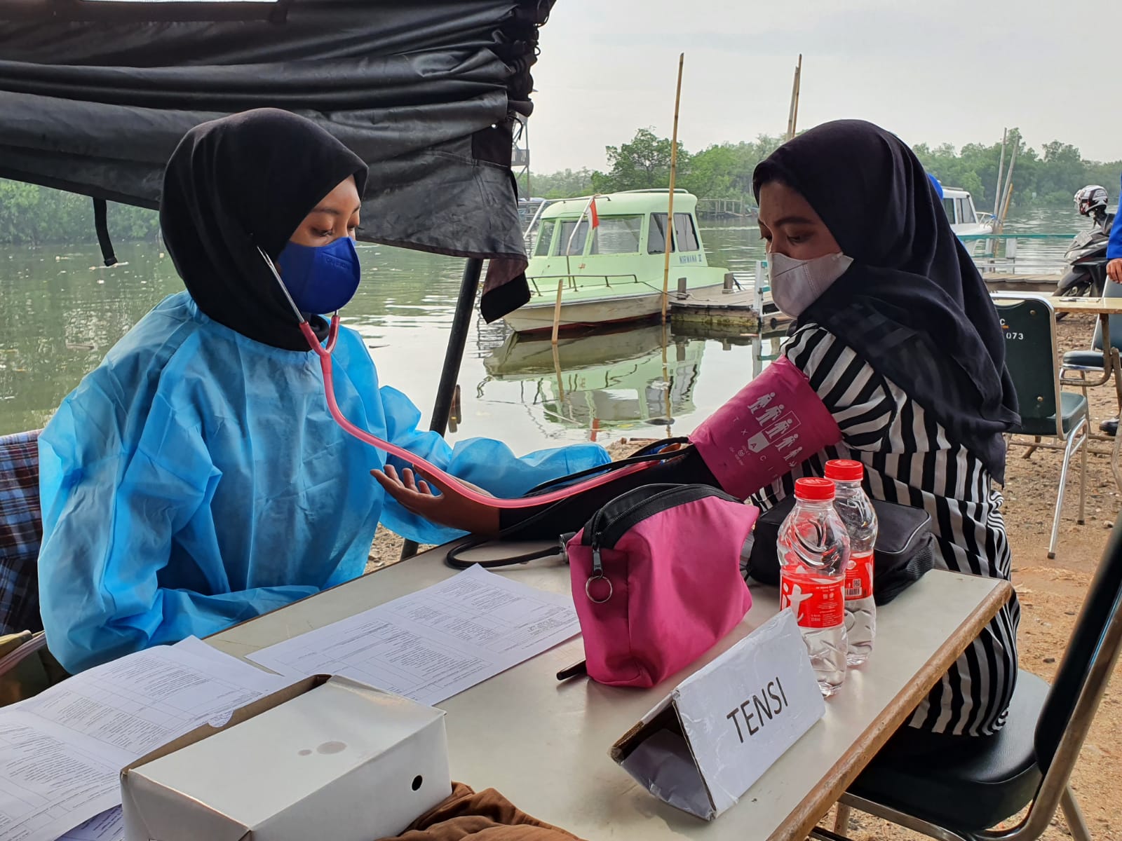 Anggota Ditpolairud Polda Metro Jaya melaksanakan kegiatan vaksinasi dan bakti sosial. (Foto: PMJ News). 