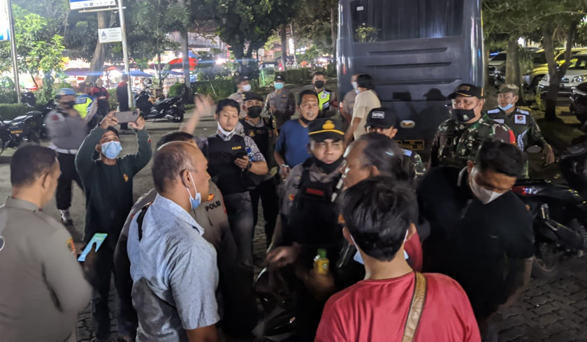 Polisi dan TNI mengamankan situasi bentrok dua ormas di Ciledug, Kota Tangerang. (Foto: PMJ News).