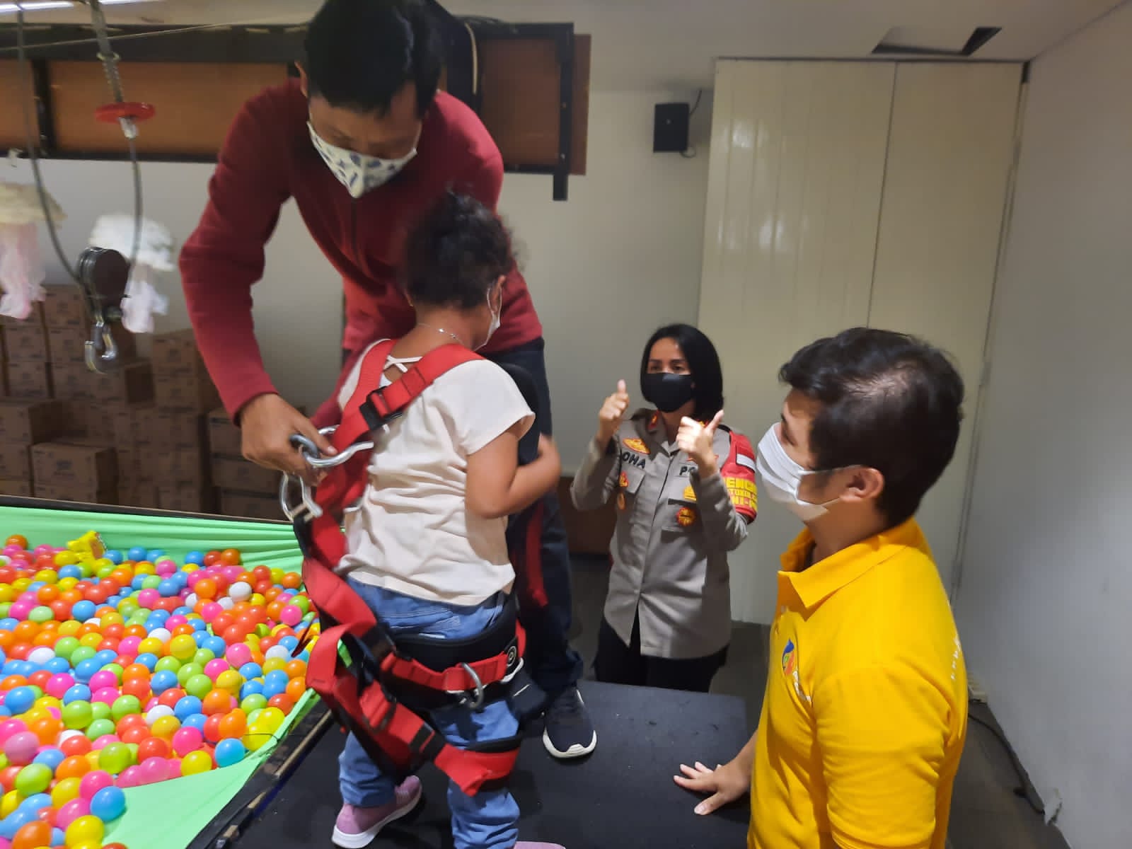 Kapolsek Tanjung Duren Kompol Rosana Albertina Labobar mengadakan doa bersama dengan anak-anak yatim piatu di kantornya. (Foto: PMJ News). 