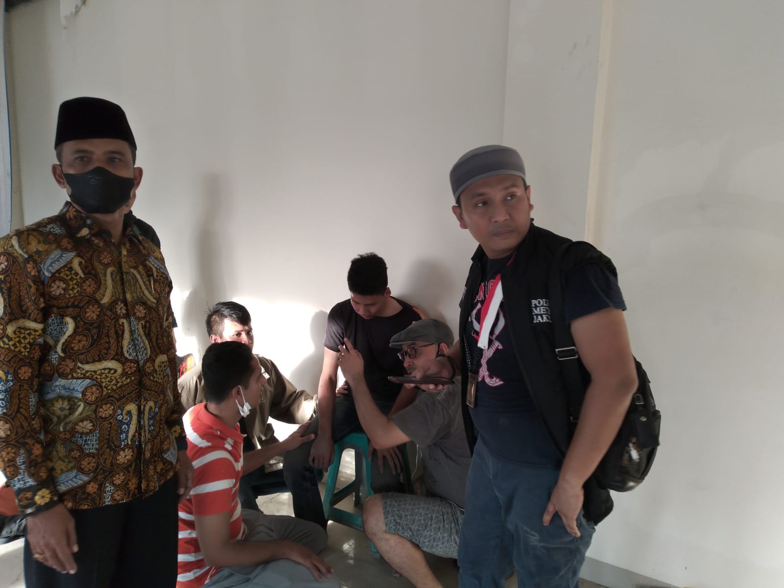 Kapolsek Kembangan Kompol H Khoiri bersama tim Polsek Kembangan berhasil menyelamatkan seorang pemuda. (Foto: PMJ News). 