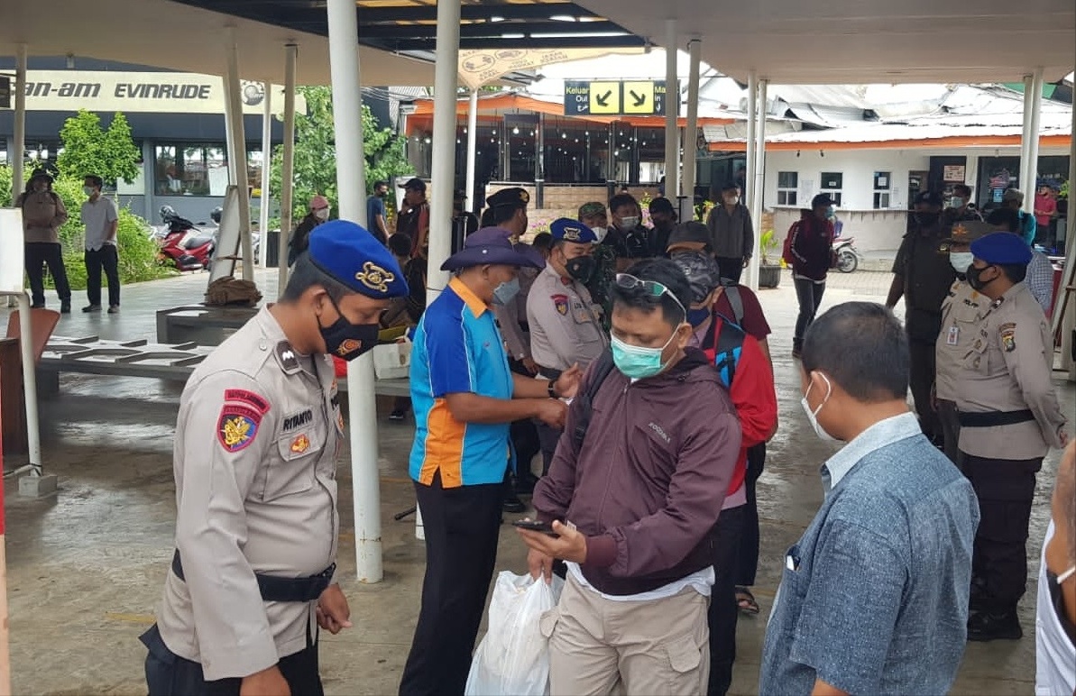 Imbauan  personel Polres Kepulauan Seribu untuk wisatawan taat protokol kesehatan. (Foto: PMJ News). 