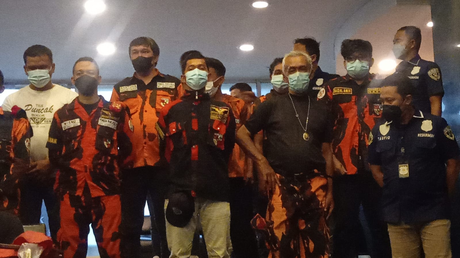 Belasan anggota Pemuda Pancasila yang dijadikan tersangka. (Foto: PMJ News)