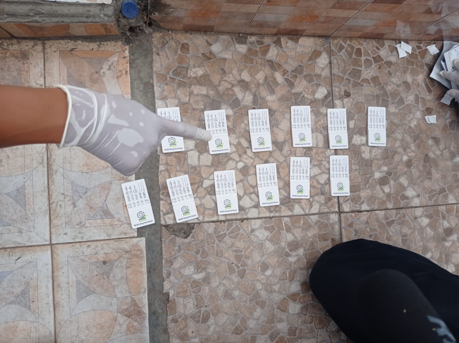Hasil tes urine dan barang bukti narkoba yang diamankan polisi. (Foto: PMJ News). 