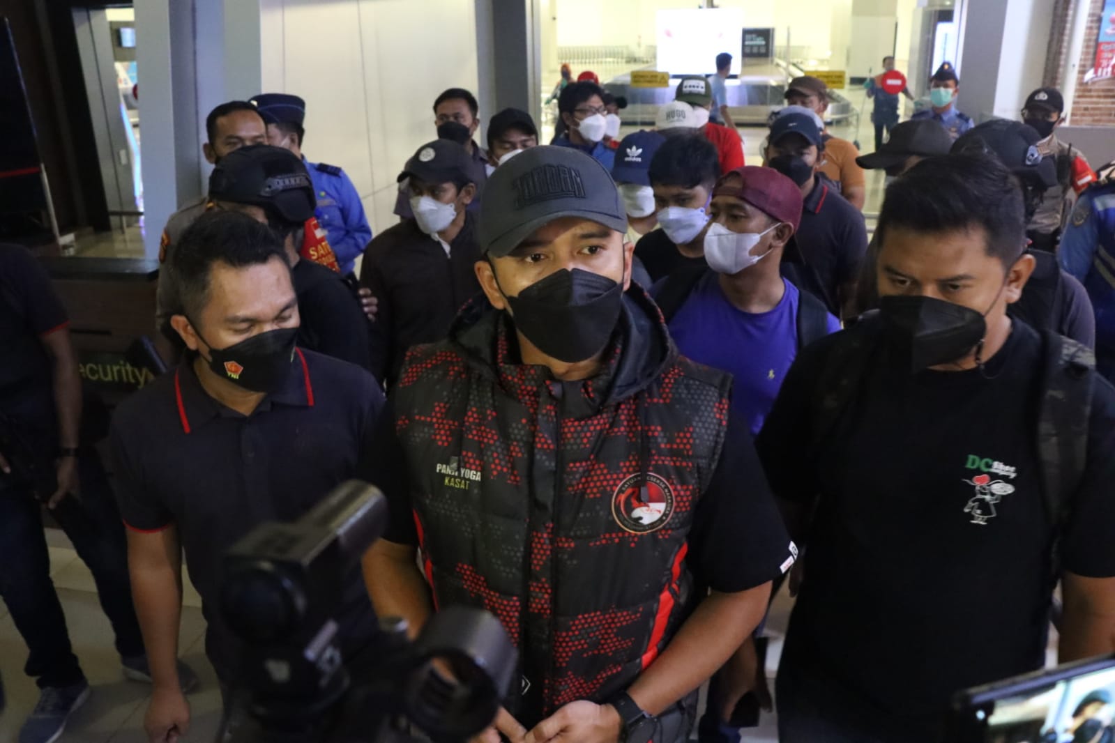 Keterangan Kasat Reserse Narkoba Polres Metro Jakarta Pusat, Kompol Indrawienny Panjiyoga dan jajarannya. (Foto: PMJ News)