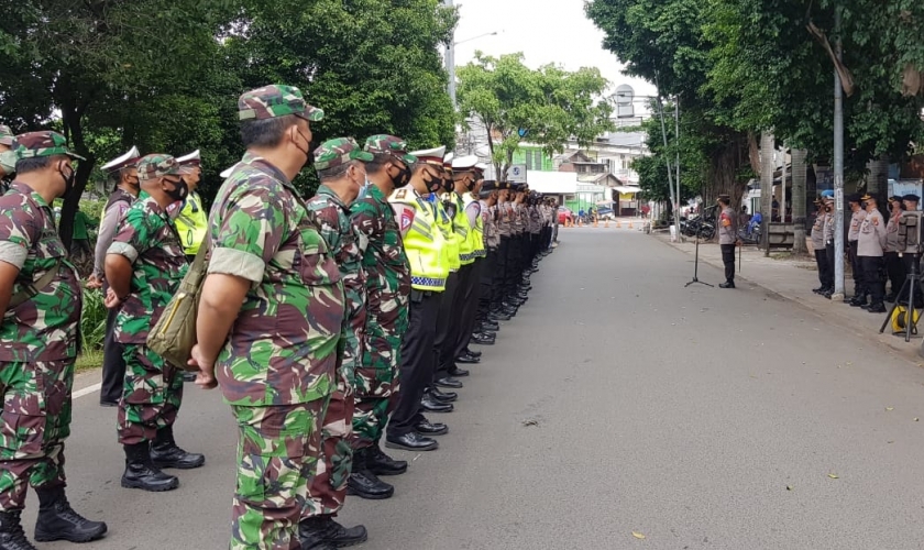 Sebanyak 300 personil gabungan diterjunkan untuk pengamanan sidang Munarman di PN Jaktim. (Foto: PMJ News).