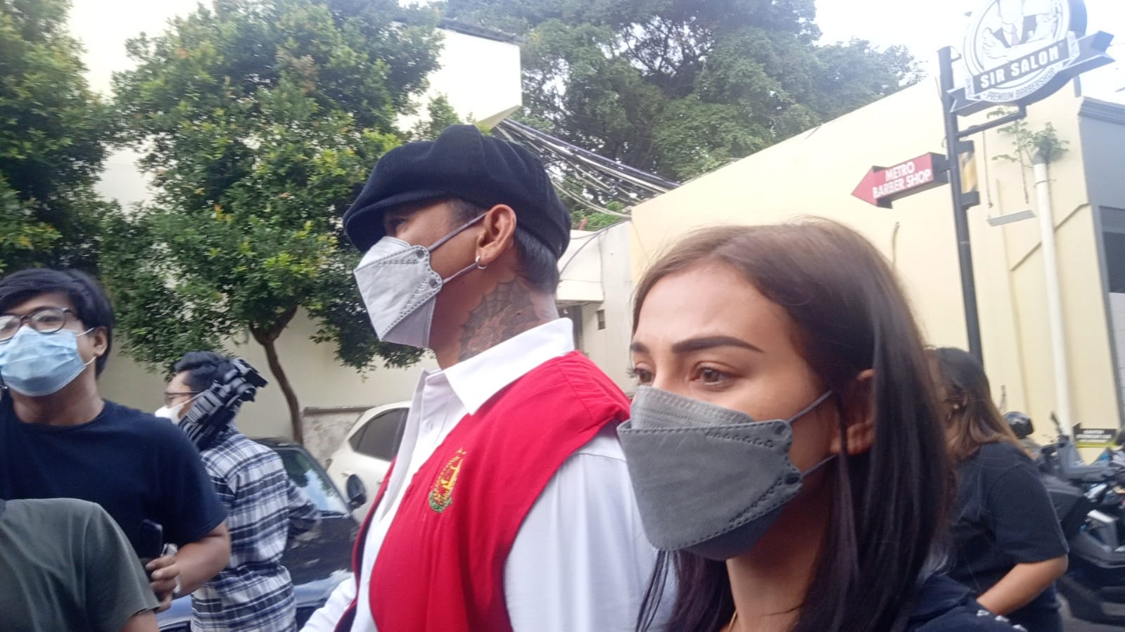 Jerinx SID didampingi istrinya Nora Alexandra dan kuasa hukumnya Sugeng Teguh Prakoso di Polda Metro Jaya. (Foto: PMJ News/ Yeni)