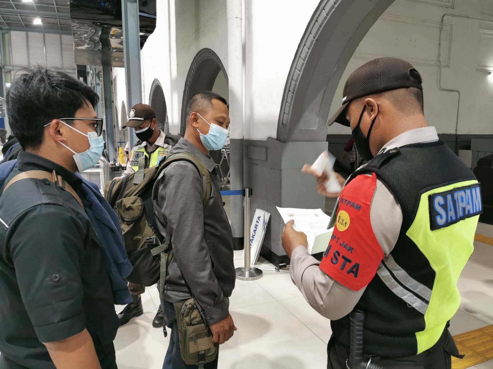 Stasiun keberangkatan KA di Jakarta. (Foto: PMJ News). 