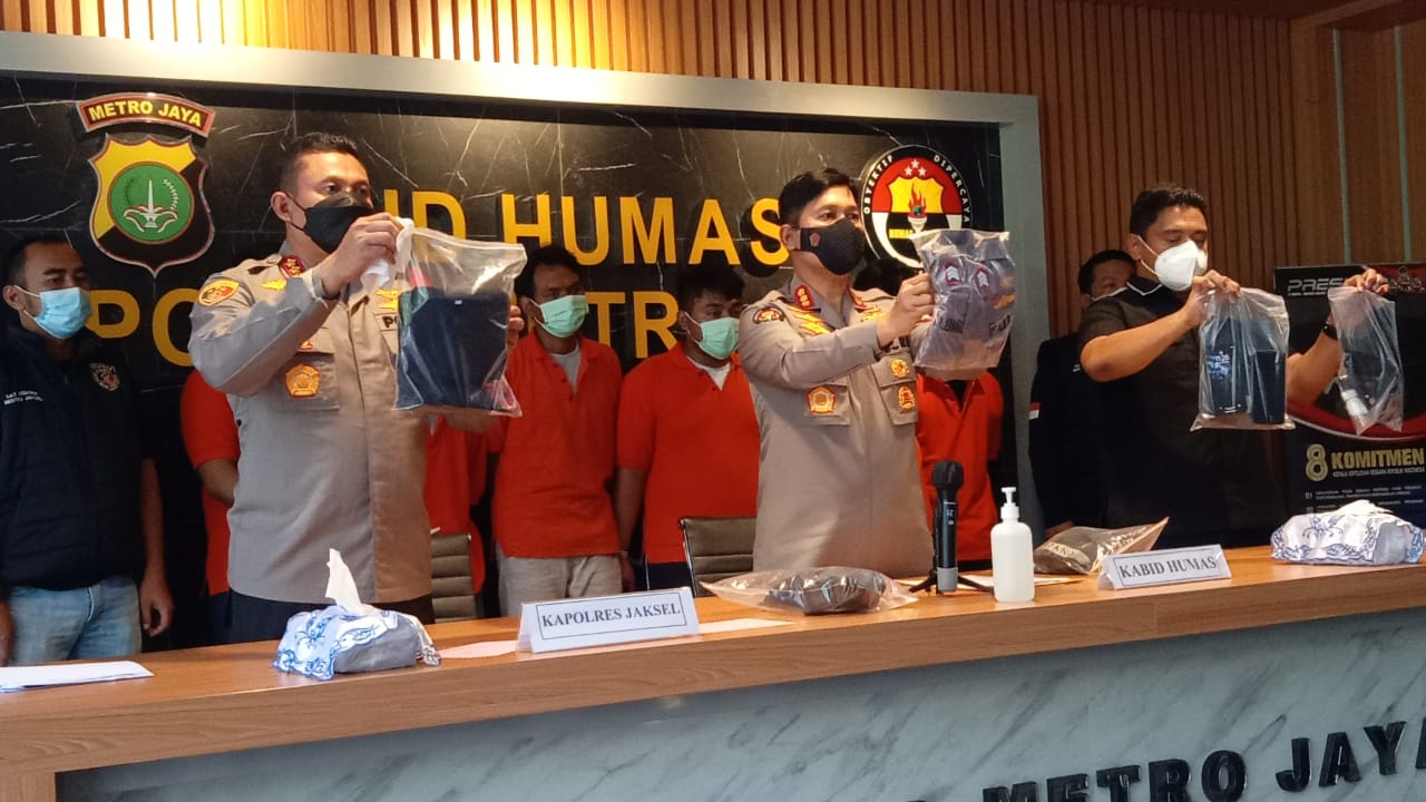 Polda Metro Jaya tunjukkan barang bukti dari para pelaku. (Foto; PMJ/Yeni). 