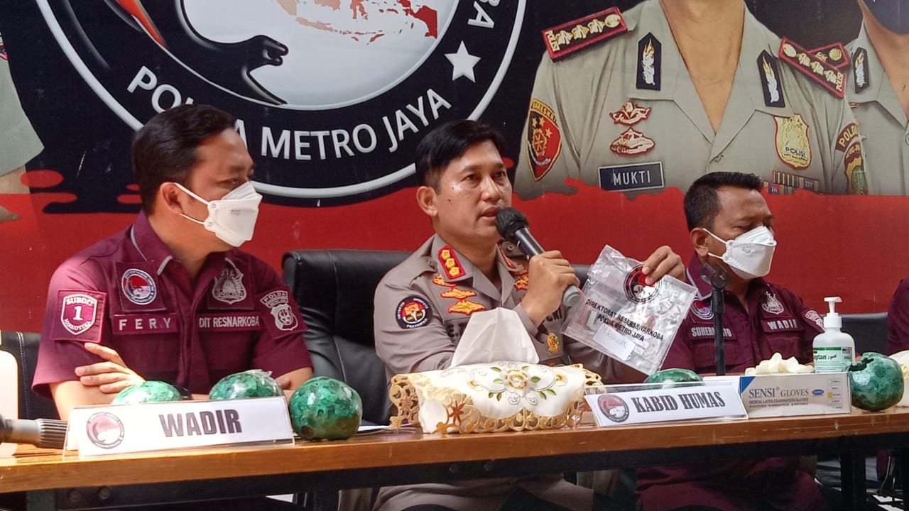 Kabid Humas Polda Metro Jaya Kombes Pol E. Zulpan merilis kasus narkoba aktor Jeff Smith. (Foto: PMJ News/Yeni)