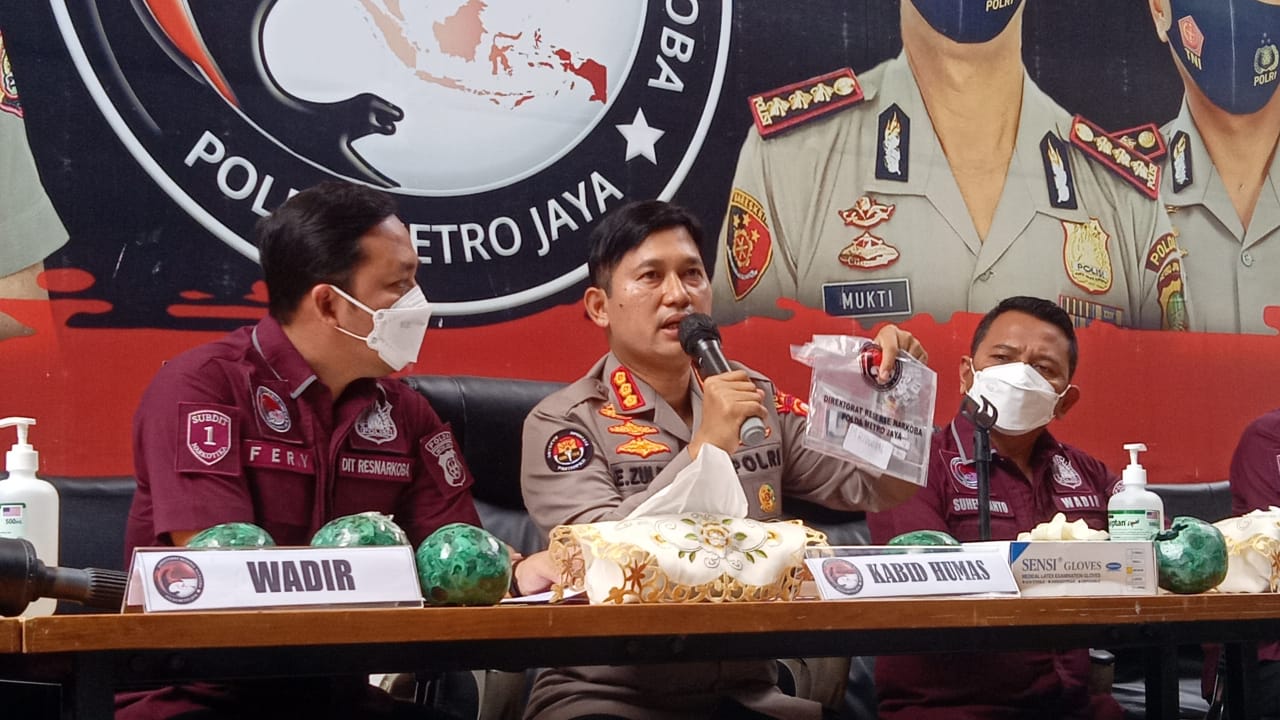Kabid Humas Polda Metro Jaya Kombes Pol Endra Zulpan menunjukkan barang bukti narkoba milik Jeff Smith. (Foto: PMJ News/Yeni)