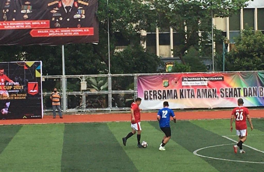 Kapolda Metro ikut menjajal bermain bola dalam turnamen futsal tahunan yang memperebutkan piala Kapolda Cup. (Foto: PMJ News/Yeni)