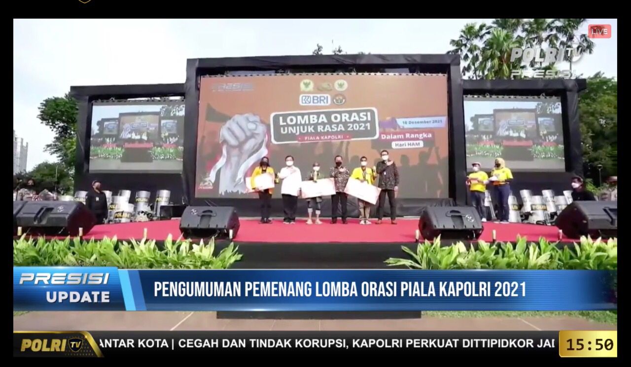 Penyerahan hadiah untuk Pemenang Lomba Orasi Unjuk Rasa Piala Kapolri Tahun 2021. (Foto: Polri TV). 