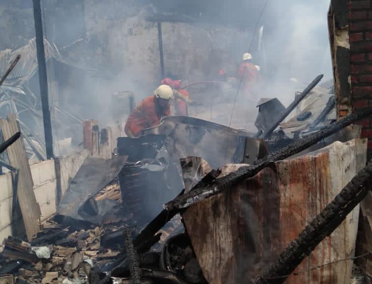Petugas damkar berjibaku padamkan api di rumah makan Koja Jakut. (Foto: Humas Jakfire). 