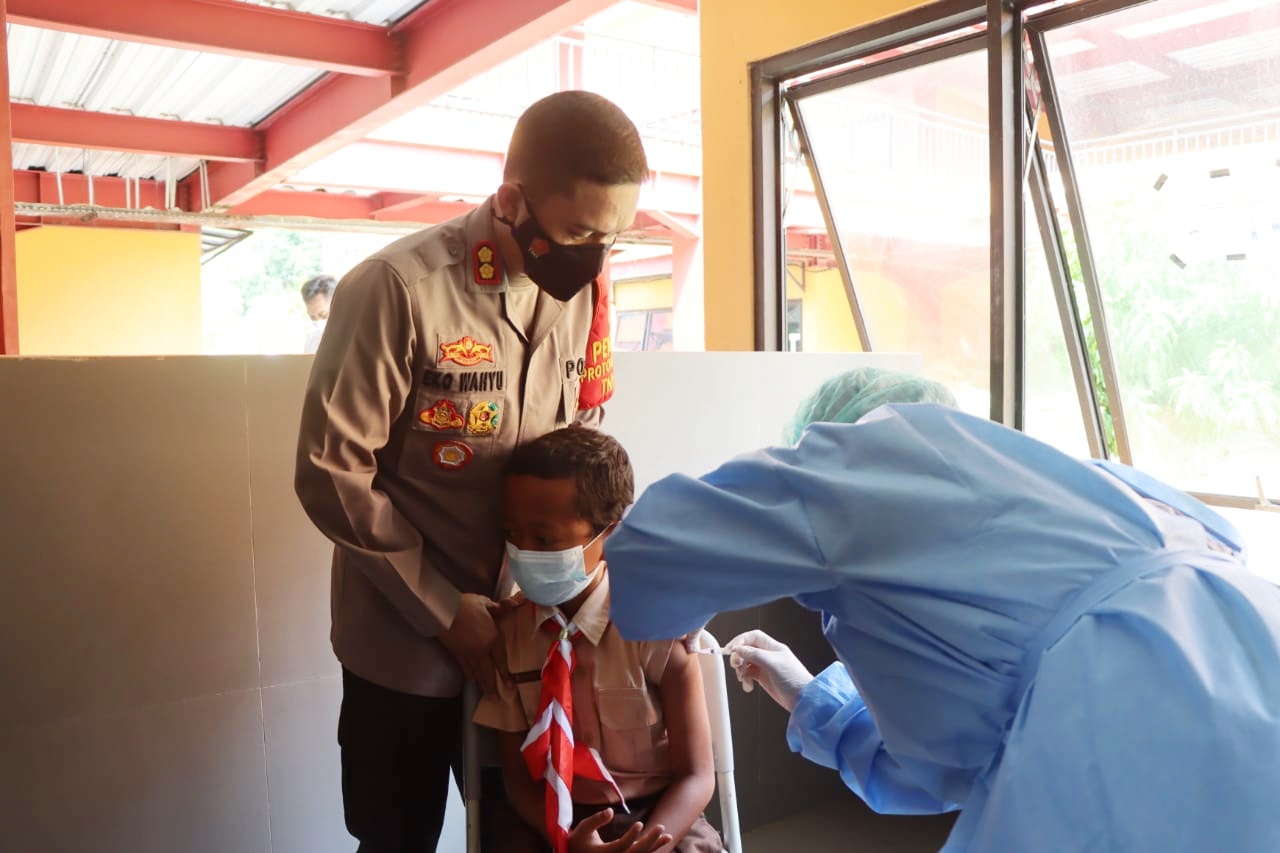  Kapolres Kepulauan Seribu AKBP Eko Wahyu Fredian menghadiri langsung kegiatan vaksinasi anak. (Foto: PMJ News)