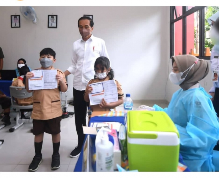 Presiden Joko Widodo meninjau langsung vaksinasi Covid-19 bagi anak. (Foto: Setkab)