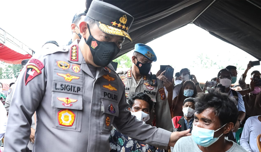 Kapolri meninjau langsung vaksinasi massal di Lapangan Sorumba, Kabupaten Konawe Selatan, Sulawesi Tenggara. (Foto: PMJ News).