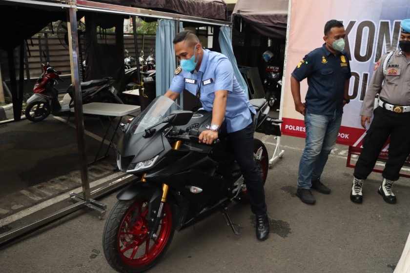 Polres Metro Depok menggelar perkara kasus penipuan modus COD sepeda motor. (Foto: PMJ News).