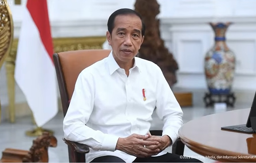 Presiden Jokowi memberikan arahan terkait masuknya varian Omicron ke Indonesia. (Foto: PMJ News/YouTube Setpres).