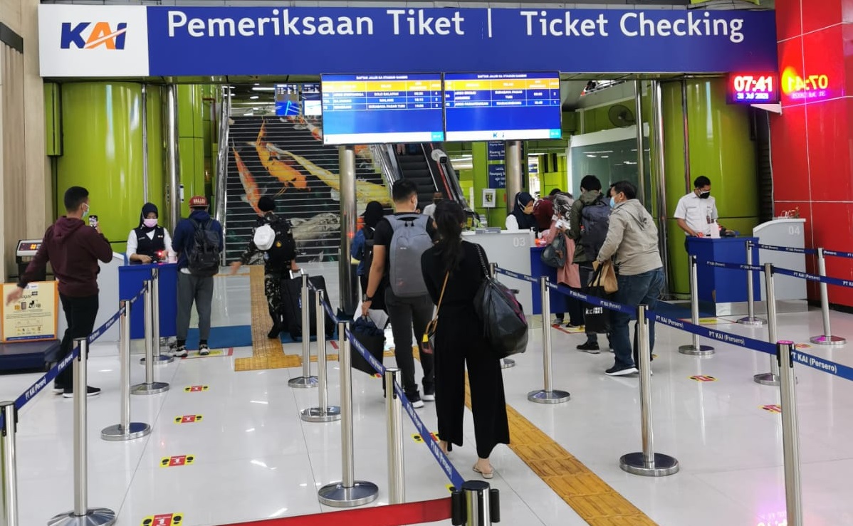 PT KAI menerbitkan aturan terbaru bagi penumpang sereta api selama libur Nataru. (Foto: PMJ News).