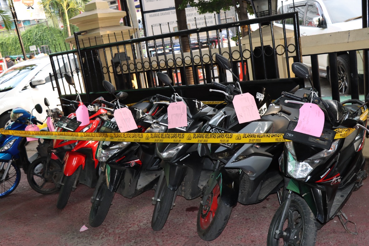 Puluhan sepeda motor hasil curanmor diamankan polisi. (Foto: PMJ News). 