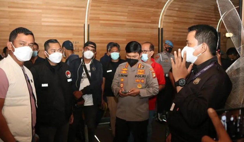 Polda Metro Jaya menlakukan razia prokes di Embassy Club, kawasan SCBD, Jakarta Selatan. (Foto: PMJ News)
