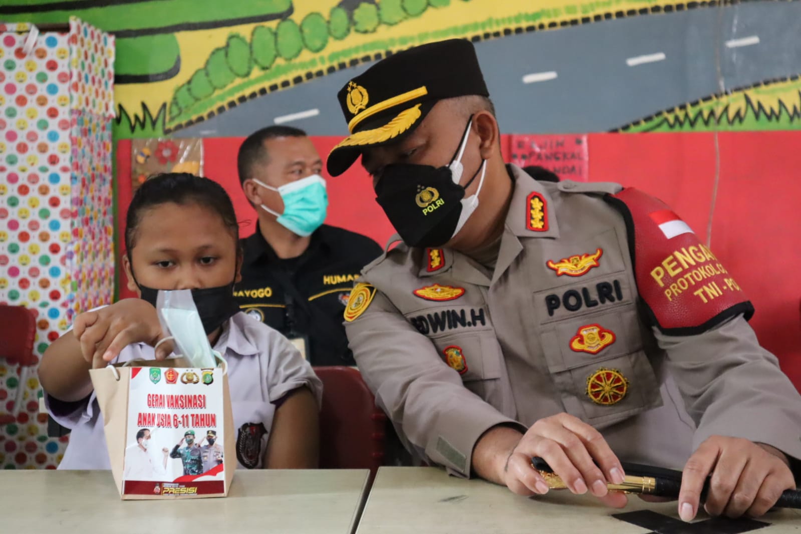 Polresta Bandara Soekarno - Hatta mengadakan vaksinasi massal untuk anak-anak. (Foto: PMJ News). 