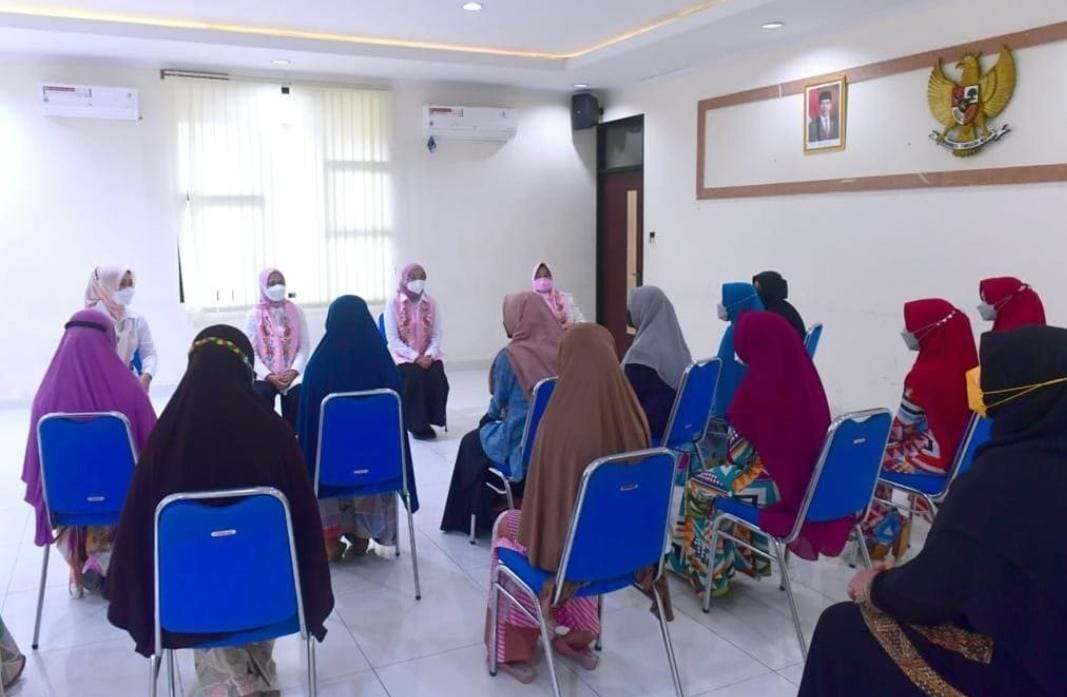 Ibu Iriana Joko Widodo bertemu dengan penyintas tindak asusila di Balai Besar Pendidikan dan Pelatihan Kesejahteraan Sosial (BBPPKS) Kabupaten Bandung Barat. (Foto: PMJ News/Setpres)