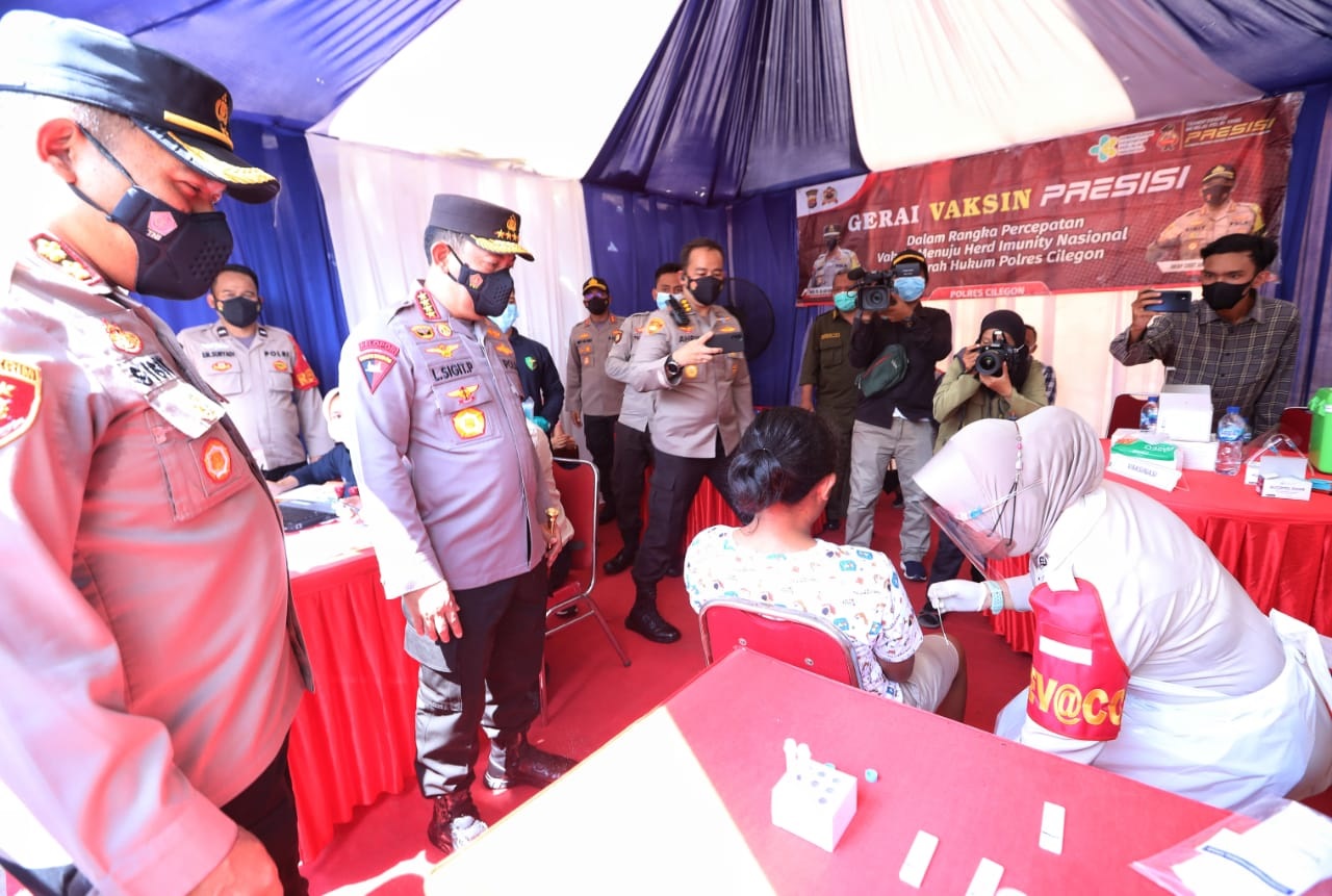 Kapolri Jenderal Listyo Sigit Prabowo meninjau langsung Pelabuhan Merak, Banten untuk mengecek kesiapan Operasi Lilin jelang libur Nataru. (Foto: PMJ News).