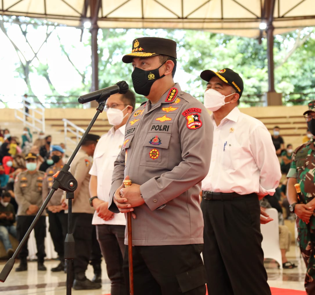 Kapolri Jenderal Pol Listyo Sigit Prabowo meninjau kegiatan akselerasi vaksinasi massal di Gedung Aspirasi KP3B Banten. (Foto: PMJ News). 