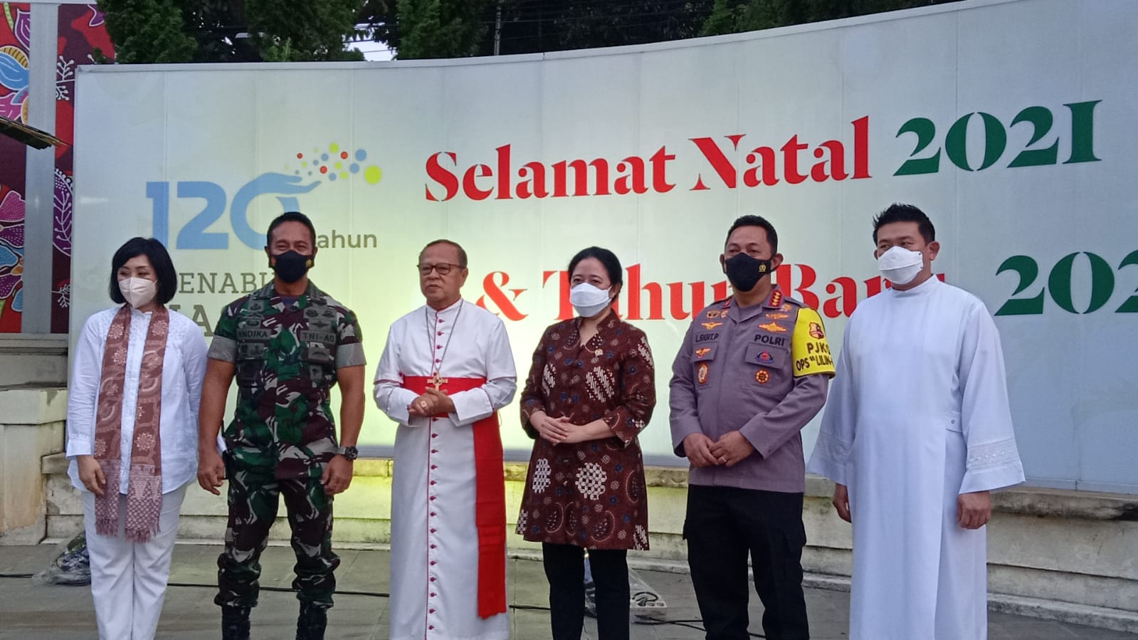 Kapolri bersama Panglima TNI dan Ketua DPR RI meninjau pelaksanaan misa Natal di Gereja Katedral. (Foto: PMJ News/ Yeni)