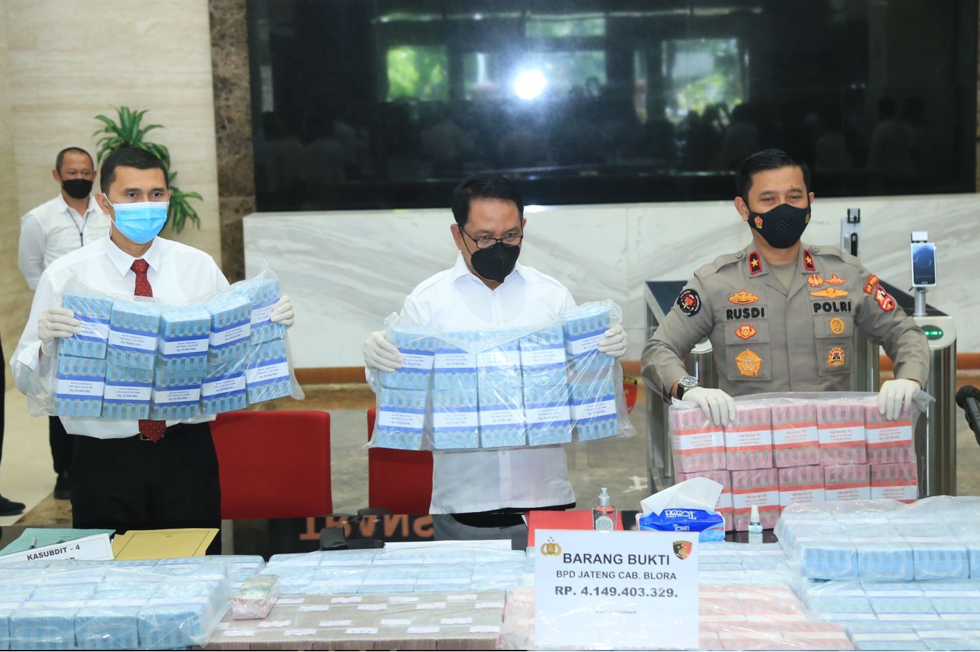 Dittipidkor Bareskrim Polri mengungkap dua kasus dugaan korupsi pemberian kredit di Bank Jawa Tengah (Jateng) cabang Blora dan Jakarta. (Foto: PMJ News).