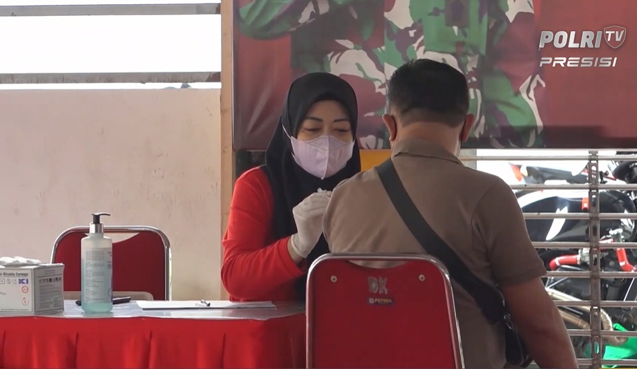 Seorang warga tengah mendapatkan vaksinasi di Gerai Vaksin Presisi Polda Metro Jaya. (Foto: PMJ News/Polri TV).