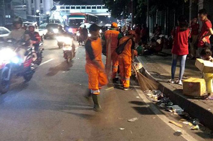 Petugas kebersihan membesihkan sampah yang berserakan di jalanan. (Foto: PMJ News/Dok Net)